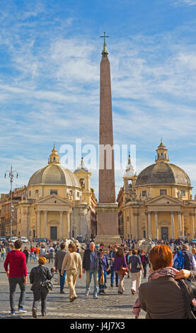 Rom, Italien.  Piazza del Popolo mit ägyptischen Obelisken und Twin Kirchen Santa Maria di Montesanto links und Santa Maria dei Miracoli an der r Stockfoto