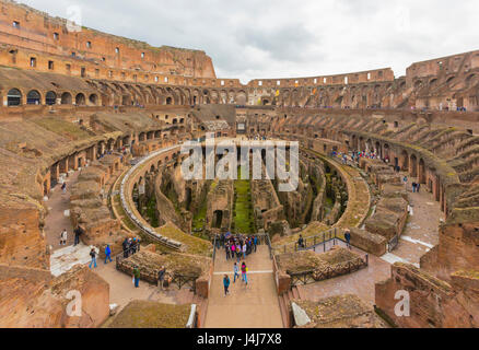 Rom, Italien.  Innenraum des Kolosseums. Das historische Zentrum von Rom ist ein UNESCO-Weltkulturerbe. Stockfoto