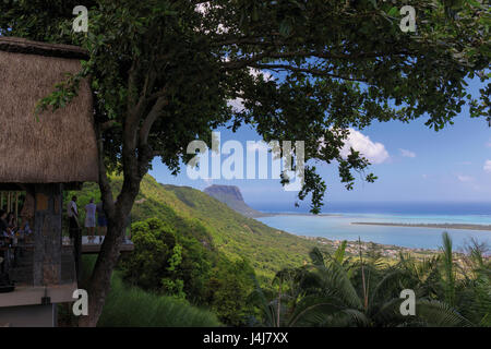 Mauritius. Blick auf Küste von der Terrasse des Restaurant le Chamarel.  Le Morne Brabant gesehen auf der linken Seite. Stockfoto