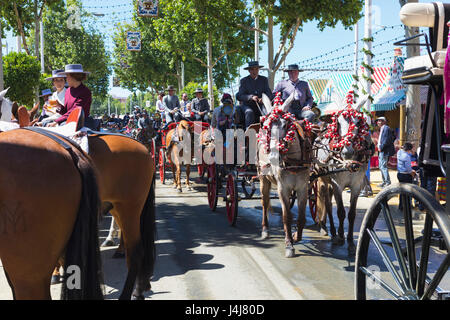 Sevilla, Provinz Sevilla, Andalusien, Südspanien.  Feria de Abril, April Fair.  Pferd und Wagen Parade. Stockfoto