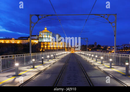 Leere Straßenbahn Schienen auf den Dom Luis I oder Luiz ich Bogenbrücke über den Douro-Fluss und Kloster von Serra von Pilar in Porto während blaue Morgenstunde, Po Eisen Stockfoto