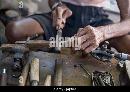 Senior-Zimmermann bei der Arbeit in seiner Werkstatt in Yogyakarta, Java, Indonesien. Stockfoto