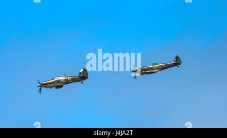 Ein Überflug von einer Spitfire und Hurricane aus Schlacht of Britain Memorial Flight auf der 2016 Rhyl Air Show Stockfoto