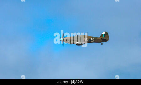 Ein Überflug von einem Hurrikan aus Schlacht of Britain Memorial Flight auf der 2016 Rhyl Air Show Stockfoto