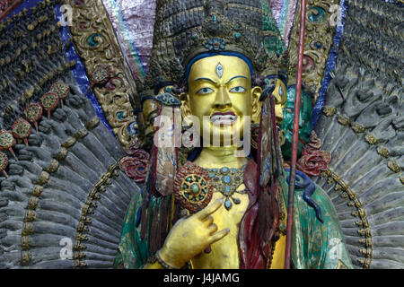 Gold-Skulptur der weiblichen buddhistischen Gottheit Tara im tibetischen Kloster in Leh, Ladakh, Nordindien. Stockfoto