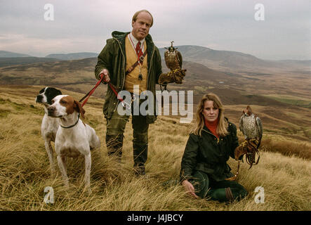 Falkner Steve und Emma Ford posiert mit den Falken Jagd und Hunde auf die Mauren in Gleneagles, Schottland. Derek Hudson/Alamy Stock Foto Stockfoto