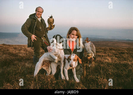 Falkner Steve und Emma Ford posiert mit den Falken Jagd und Hunde auf die Mauren in Gleneagles, Schottland. Derek Hudson/Alamy Stock Foto Stockfoto