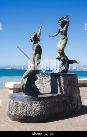 21. Februar 2017: "Triton und Meerjungfrau eine berühmte Statue des mexikanischen Künstlers Carlos Espino an der Ecke Abasolo und der Maleco in Puerto Vallarta Mexi Stockfoto