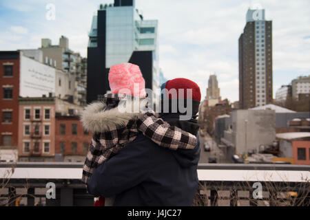 Vater und Tochter stehen auf NYC High Line Blick auf Skyline Stockfoto