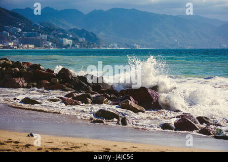 Blick auf Ozean Wellen, die auf sandigen Ufer in Puerta vallarta Mexiko Stockfoto