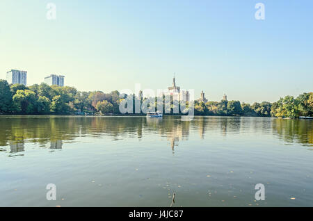 Blick vom Herastrau Park von Haus der freien Presse - Casa Presei Libere, Boot auf dem See. Stockfoto