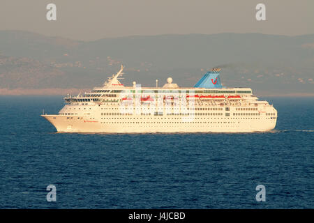 Thomson Majestät Kreuzfahrtschiff in den Hafen Piräus in der Region Attika Griechenlands an der Ostküste des Saronischen Golfs. Athen Stadtregion Stockfoto
