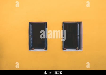Vintage-Fenster auf die gelbe Wand Stockfoto