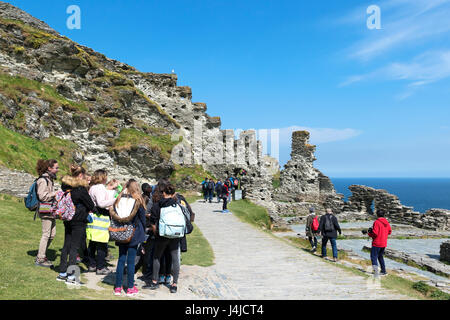 Collage Studenten auf einer Exkursion Tintagel Castle in Cornwall, England, Großbritannien, uk, Stockfoto