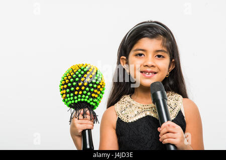 Nettes kleines indisches Mädchen singen im Mikrofon, isoliert auf weißem Hintergrund stehen