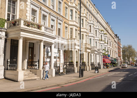 Cromwell Road, South Kensington, London, UK. Mit restaurierten viktorianischen Reihenhaus, Häuser und Geschäfte. Cromwell Road ist eine Straße in die Nichtraucherwohnungen Stockfoto