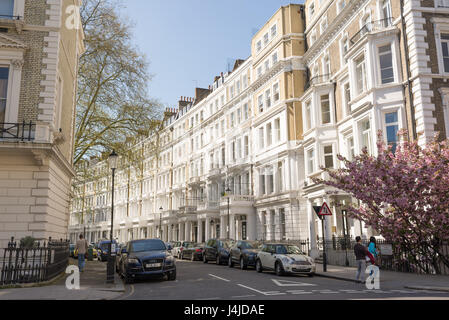 Blick auf Straße mit restaurierten eleganten viktorianischen Edwardian Luxus-Häuser in der exklusiven Gegend von South Kensington, London, UK Stockfoto