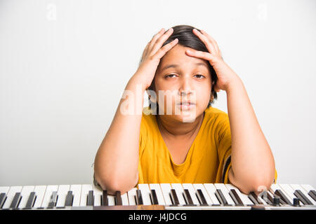 Musikinstrument-Synthesizer für Kinder isoliert auf weißem
