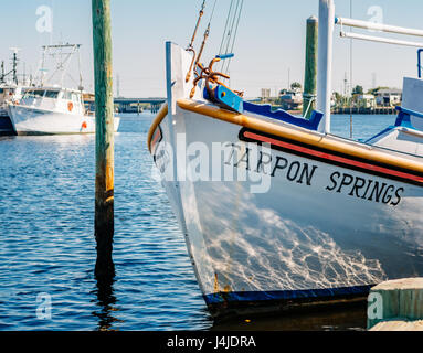 Schwamm Fischerboote gefesselt am Anclote River neben der Tarpon Springs, Florida, USA, Schwamm Docks. Stockfoto