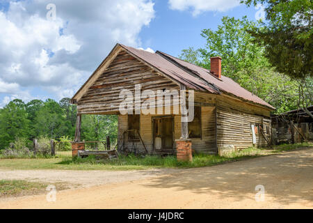 Eine alte verlassene Gebäude entlang einer Back Country Road in ländlichen Alabama usa, eine Erinnerung an die Armut der amerikanischen Süden. Stockfoto