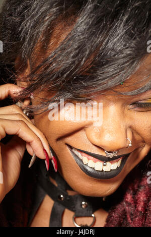 Frau in Goth Make-up in einem lokalen Coffee-shop Stockfoto