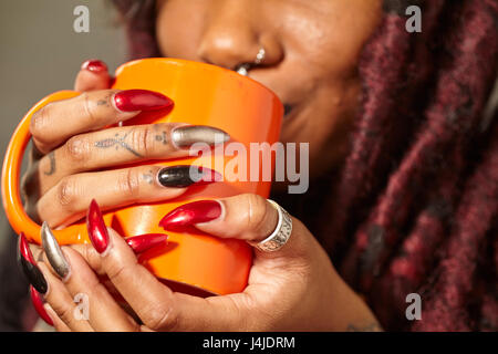 Frau in Goth Make-up in einem lokalen Coffee-shop Stockfoto