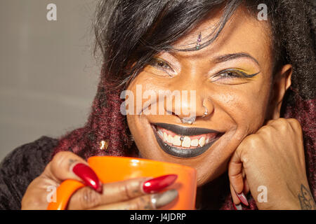 Frau in Goth Make-up in einem lokalen Coffee-shop Stockfoto