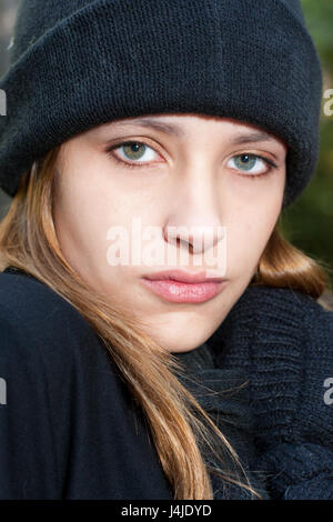 EMILY SAARI tragen Winter Handschuhe, hautnah Schal und Mütze Stockfoto