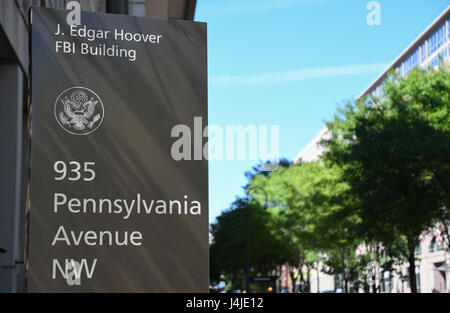 Melden Sie sich vor dem J. Edgar Hoover FBI Gebäude in Washington, D.C., USA Stockfoto