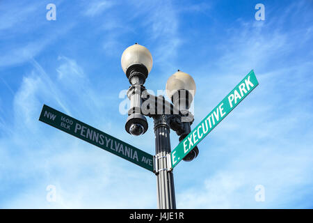 Straßenschild, Laternenpfahl und Überwachungskameras vor dem weißen Haus, Washington, D.C. Stockfoto