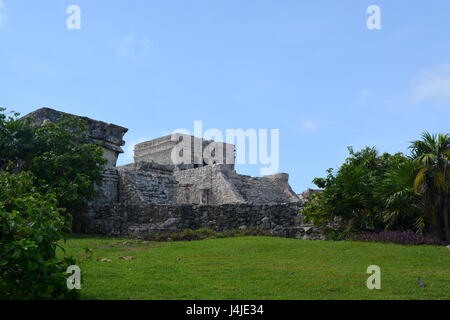 El Castillo von den Maya-Ruinen von Tulum. Dies ist die einzige antike Maya-Stadt an der Küste, und es ist gut erhalten. Stockfoto