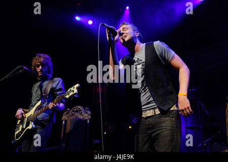 (L-R) Brent Kutzle, Ryan Tedder von OneRepublic erklingt in der House of Blues am Sonnenuntergang in West Hollywood, Ca. Stockfoto