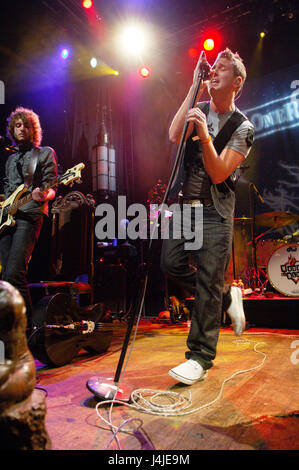 (L-R) Brent Kutzle, Ryan Tedder von OneRepublic erklingt in der House of Blues am Sonnenuntergang in West Hollywood, Ca. Stockfoto