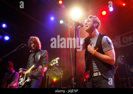 (L-R) Brent Kutzle, Ryan Tedder von OneRepublic erklingt in der House of Blues am Sonnenuntergang in West Hollywood, Ca. Stockfoto