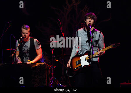 (L-R) Ryan Tedder, Eddie Fisher, Zach Filkins von OneRepublic erklingt in der House of Blues am Sonnenuntergang in West Hollywood, Ca. Stockfoto