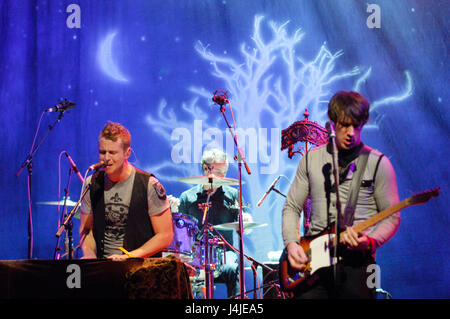 (L-R) Ryan Tedder, Eddie Fisher, Zach Filkins von OneRepublic erklingt in der House of Blues am Sonnenuntergang in West Hollywood, Ca. Stockfoto