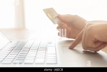Closeup Menschenhand sind die Bestellung über das Internet mit Kreditkarten Stockfoto