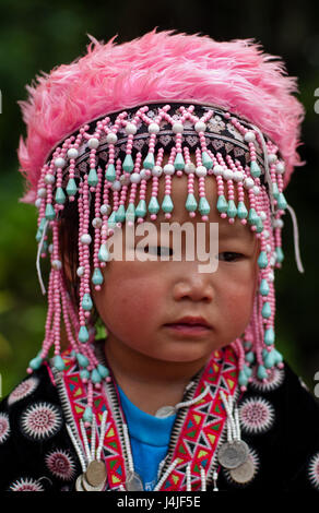 CHIANG MAI, THAILAND - Oktober 25: Porträt von nicht identifizierten Akha Hill Tribe Kinder mit traditionellen am Wat Phratat Doi Suthep auf 25. Oktober 2009 ich Stockfoto