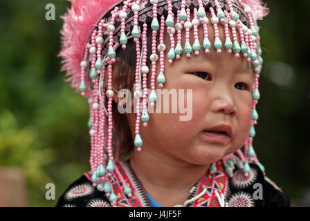 CHIANG MAI, THAILAND - Oktober 25: Porträt von nicht identifizierten Akha Hill Tribe Kinder mit traditionellen am Wat Phratat Doi Suthep auf 25. Oktober 2009 ich Stockfoto