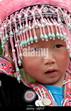 CHIANG MAI, THAILAND - Oktober 25: Porträt von nicht identifizierten Akha Hill Tribe Kinder mit traditionellen am Wat Phratat Doi Suthep auf 25. Oktober 2009 ich Stockfoto