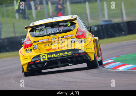 Mat Jackson in seinem Ford Focus während des freien Trainings Dunlop MSA British Touring Car Championship 2017 bei Thruxton Racecourse Stockfoto