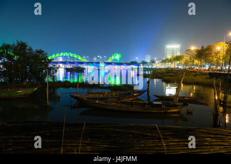 DA NANG, VIETNAM - 12. März 2017: beleuchtet Dragon River Bridge über den Han River, Cau Rong (Rong Brücke) Stockfoto