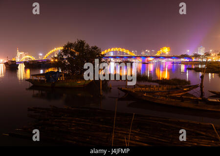 DA NANG, VIETNAM - 12. März 2017: beleuchtet Dragon River Bridge über den Han River, Cau Rong (Rong Brücke) Stockfoto