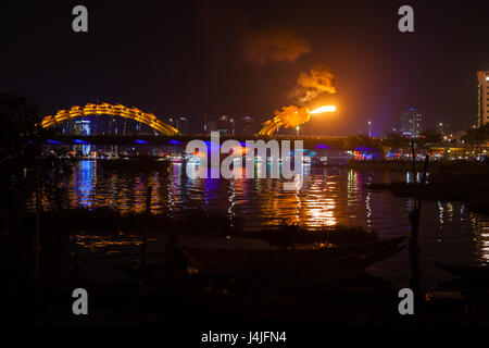 DA NANG, VIETNAM - 12. März 2017: beleuchtet Dragon River Bridge über den Han River, Cau Rong (Rong Brücke) Stockfoto