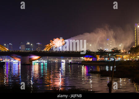 DA NANG, VIETNAM - 12. März 2017: beleuchtet Dragon River Bridge über den Han River, Cau Rong (Rong Brücke) Stockfoto