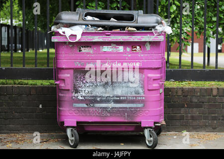 Recycling-Behälter in Tower Hamlets London Stockfoto