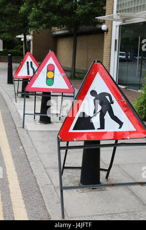 Werke Warnzeichen auf Bürgersteig Stockfoto