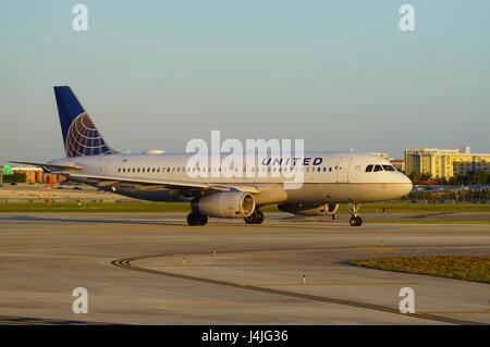 Ein Flugzeug der United Airlines (UA) am internationalen Flughafen Miami (MIA) Stockfoto