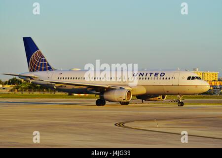 Ein Flugzeug der United Airlines (UA) am internationalen Flughafen Miami (MIA) Stockfoto