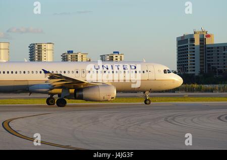 Ein Flugzeug der United Airlines (UA) am internationalen Flughafen Miami (MIA) Stockfoto